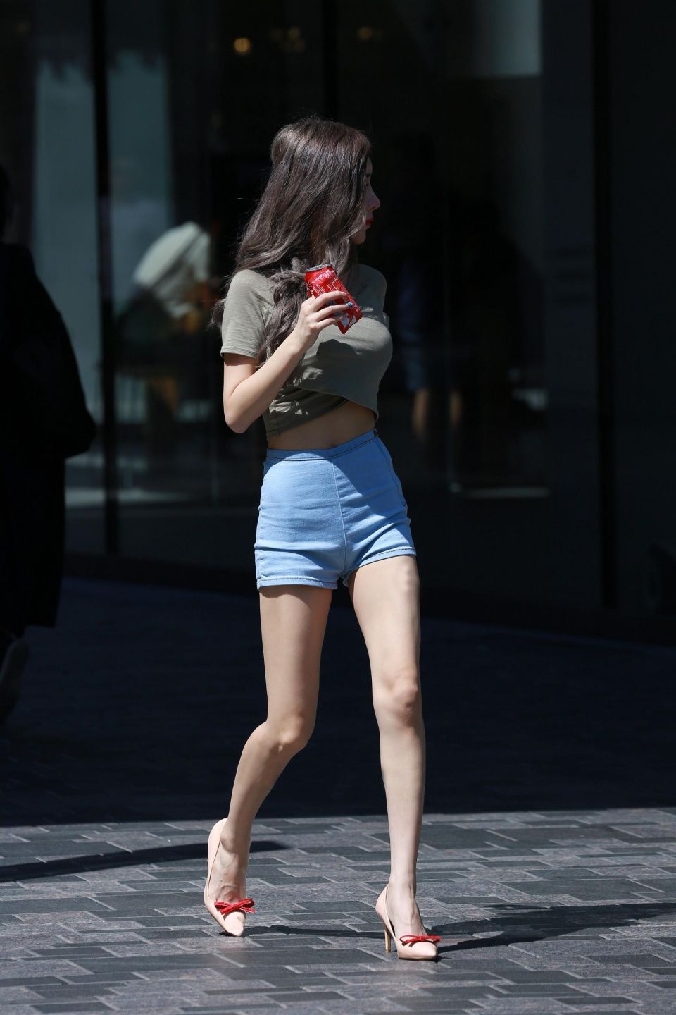 穿靓丽白富美，后面俩小哥看得真兴奋，喝着可乐的小姐姐