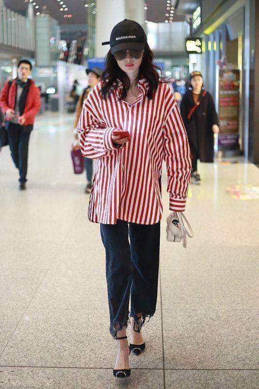 杨幂抹胸碰上苍井空，网友：我选苍井空因为她演的好！