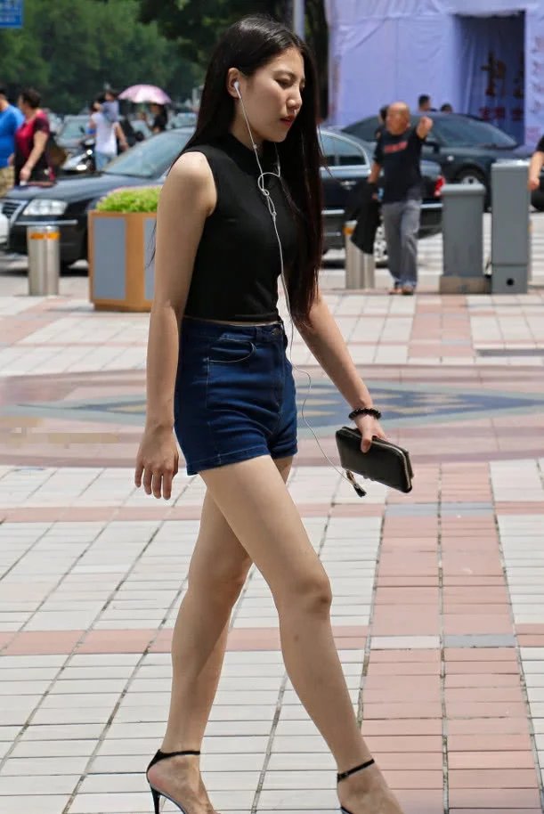 小姐姐紧身衣包裹浑圆饱满的曲线，曼妙的身材很迷人