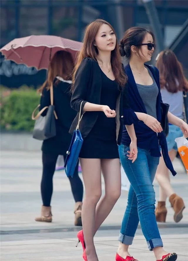 气质小姐姐紧身包臀裙，时尚靓丽的穿搭，尽显时尚潮流范。