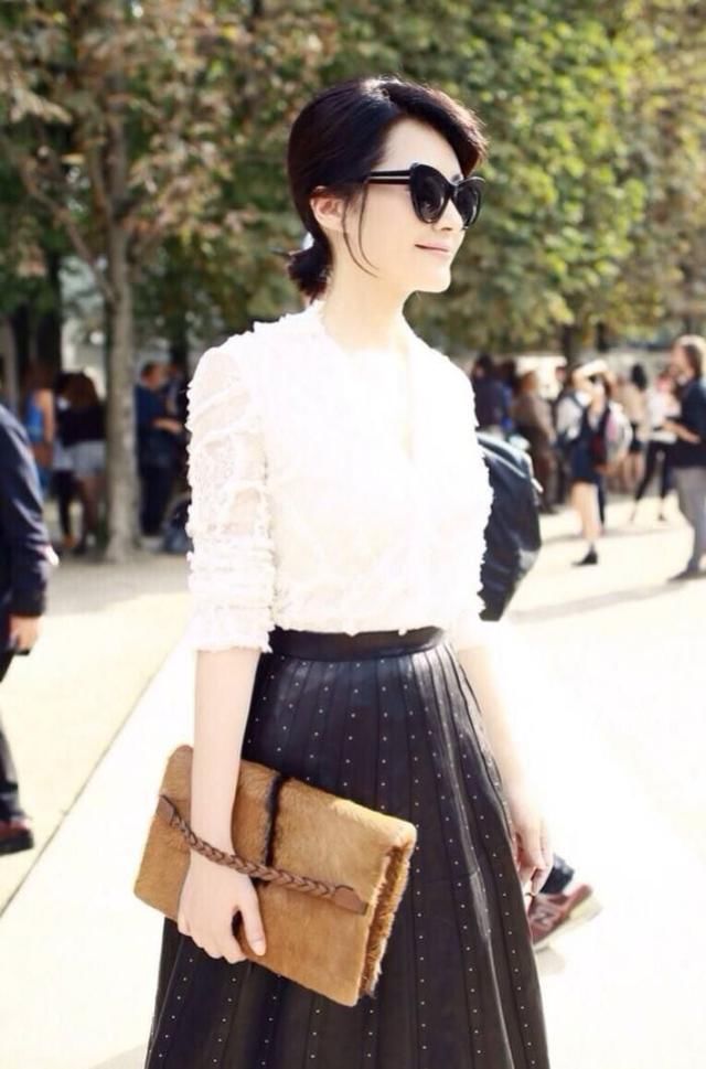 48岁许晴条纹衬衫裙大秀美腿，网友：她不是“装嫩”是真嫩！