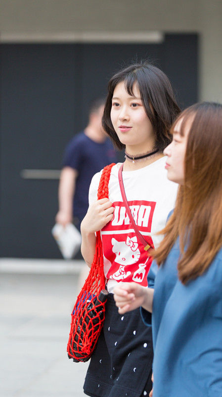 重庆街拍:虽然人长得一般，但只要穿对了，一样能展现你的美