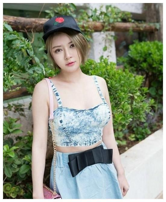 街拍:图1气质出众，图2恬静淑女，图3小蛮腰性感迷人!