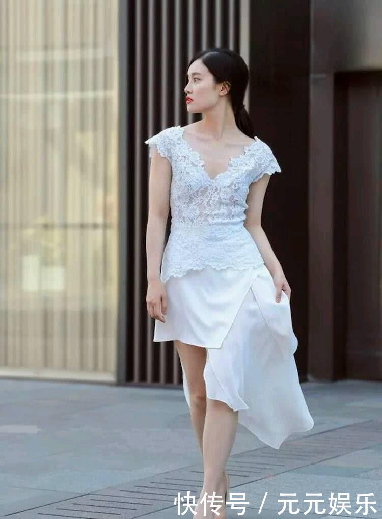 街拍！美女真会穿搭，穿上迷你连衣裙，打造纤纤大长腿几乎无敌！