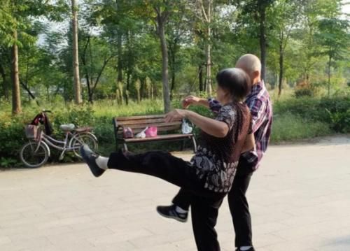 武术：80岁老奶奶展示鹰爪拳法，功夫甚是厉害，高手在民间！