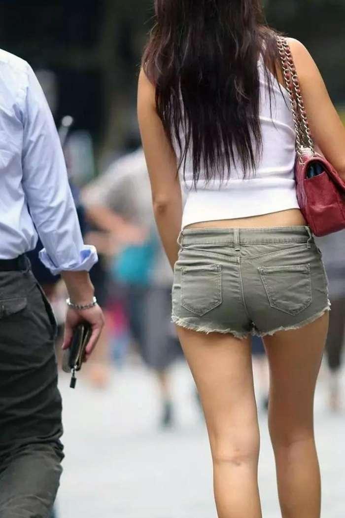 街拍: 高挑短裤美女, 白色吊带背心, 增添了些性感魅力！