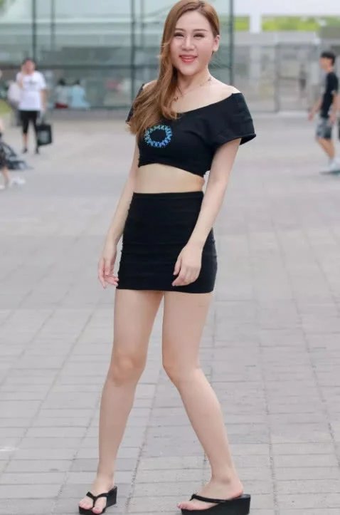 气质小姐姐婴儿肥显得甜美可爱，包臀裙包出一抹尴尬，网友：这臀