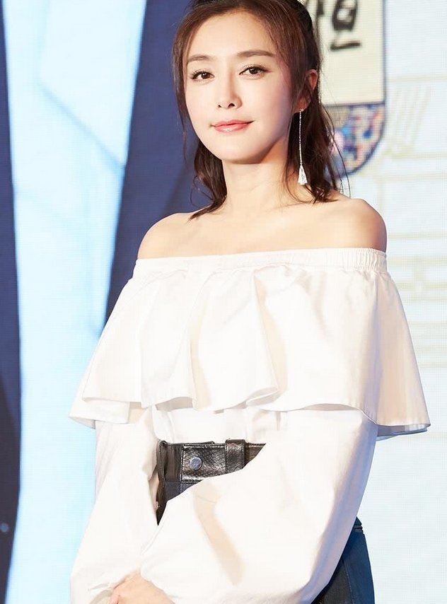 37岁的秦岚与28岁的吴谨言同台亮相，网友:气质果然是相当重要了