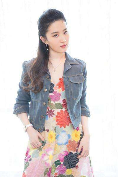 刘亦菲真敢穿! 蕾丝上衣太紧都要撑破了,做她保镖好幸福!