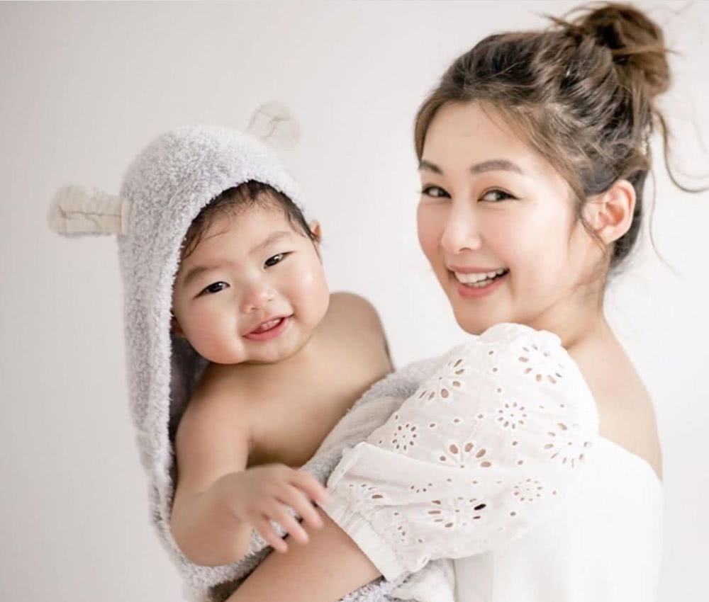  [晒出]TVB花旦晒温馨全家福贺儿子1岁生日 肉嘟嘟的小寿星像足爸妈