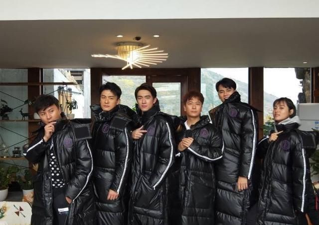 迪丽热巴更新私服照,她穿的羽绒服林更新、孙