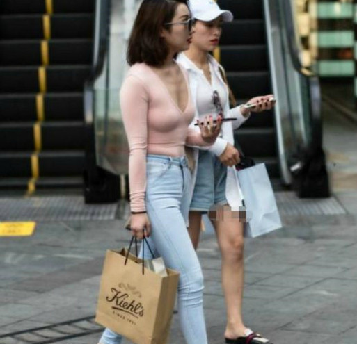 街拍：穿着个性时尚的高颜值小姐姐，穿着时尚大胆光鲜青春靓丽！