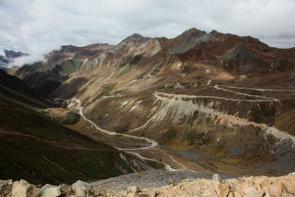 自驾霸道穿越丙察察闯西藏，悬崖边上走一遭，遭遇塌方，泥地陷车