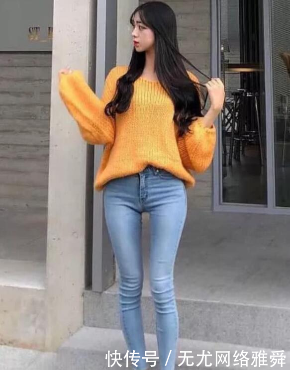  [女人]修身的牛仔裤，满满的青春活力，展现出女人的完美身材