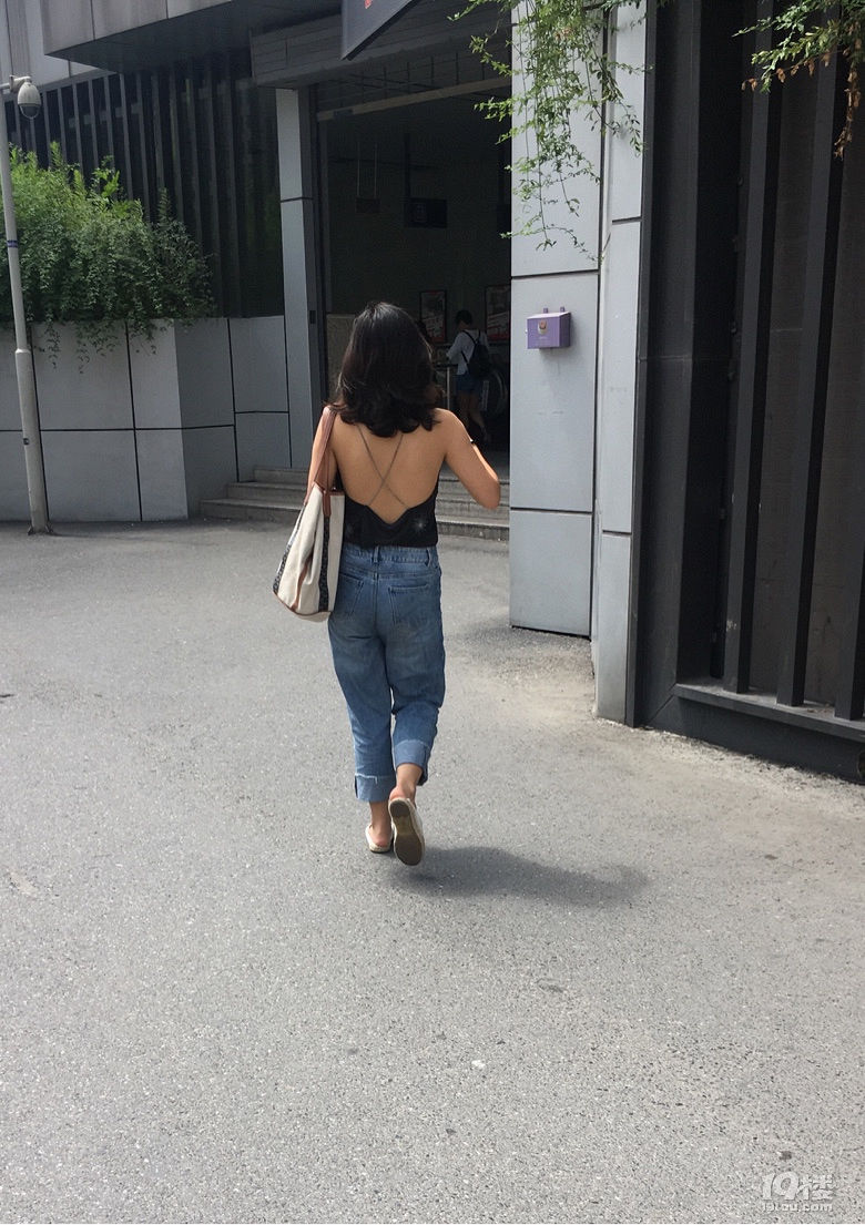 天真是太热!这样穿才是又凉快又省钱连bra也省了!