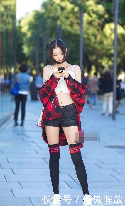  身材：街拍：小姐姐的动作很俏皮，侧拍显得身材是非常不错的