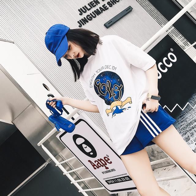 上身自然掩映窈窕身材 配短裤 配裙子都so easy！