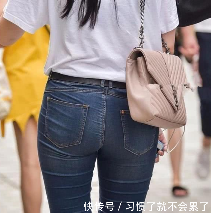 有型又紧致的牛仔裤美女,“筷子腿”看起来够养眼, 舒适也吸睛