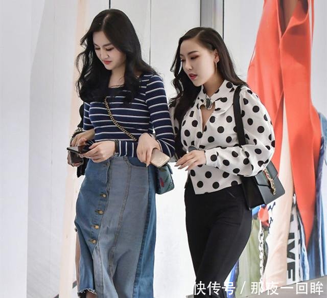 街拍小姐姐这身搭配很美，衣服裤子都很漂亮，精致的凉鞋也好看