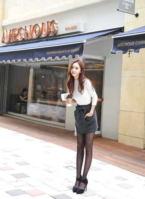 街拍 高跟鞋短裙美女，黑丝更有气质！