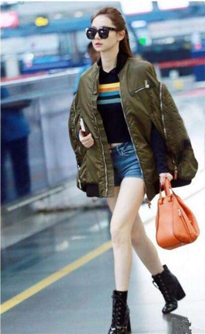 戚薇真胆大! 短裤竟可以穿这么短? 网友: 不拧着点腿都遮不住了!