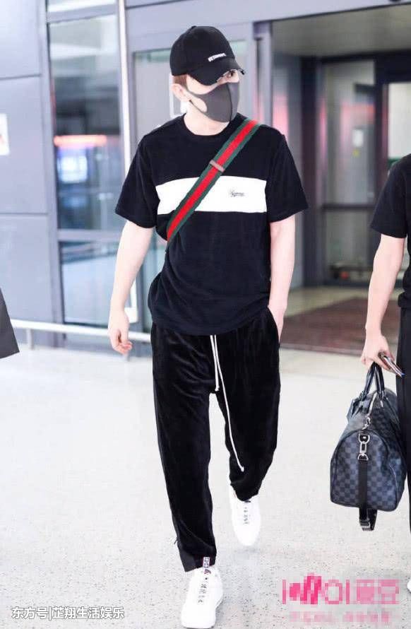 邓伦真搞笑!换一件衣服又来走机场，网友:1000块可不能白花