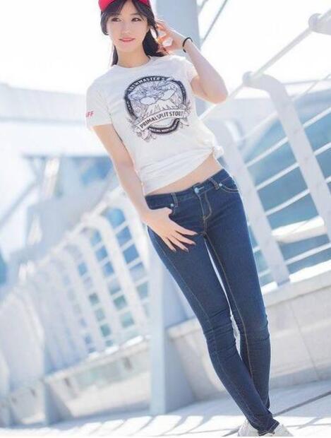 街拍:图3小姐姐上衣留了三个洞,堵上任何一个,画面就很奇怪!