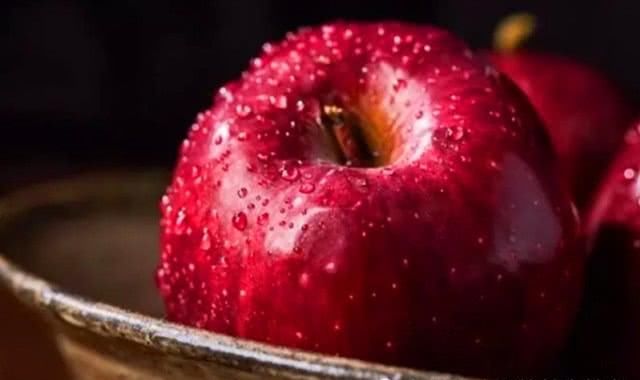  超市|今年的苹果“怪相”，果农卖价5毛钱，超市里最低5元，什么