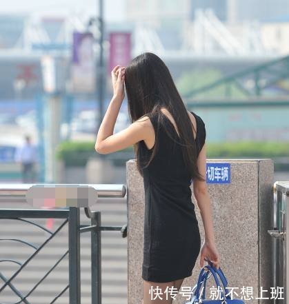 时尚街拍黑色紧身裙，黑色丝袜，这个美女的身材真的很好