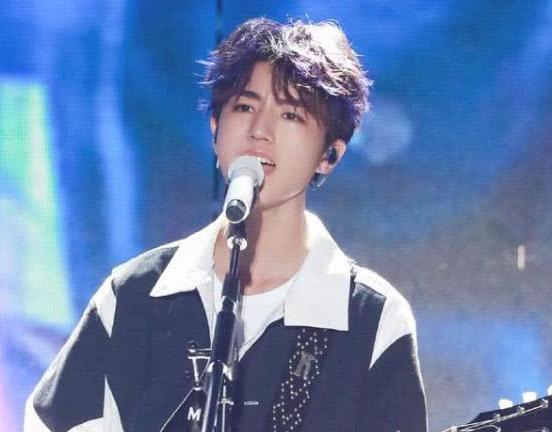 朱正廷的“阴阳发色”最仙，看王俊凯的“流星紫”后人间仙子无疑