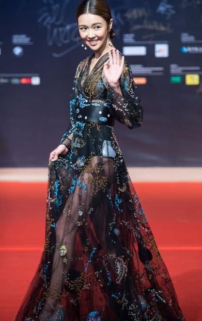 薛凯琪渔网袜厉害了，一剪刀下去缝几针就是渔网，网友：能穿坏吗