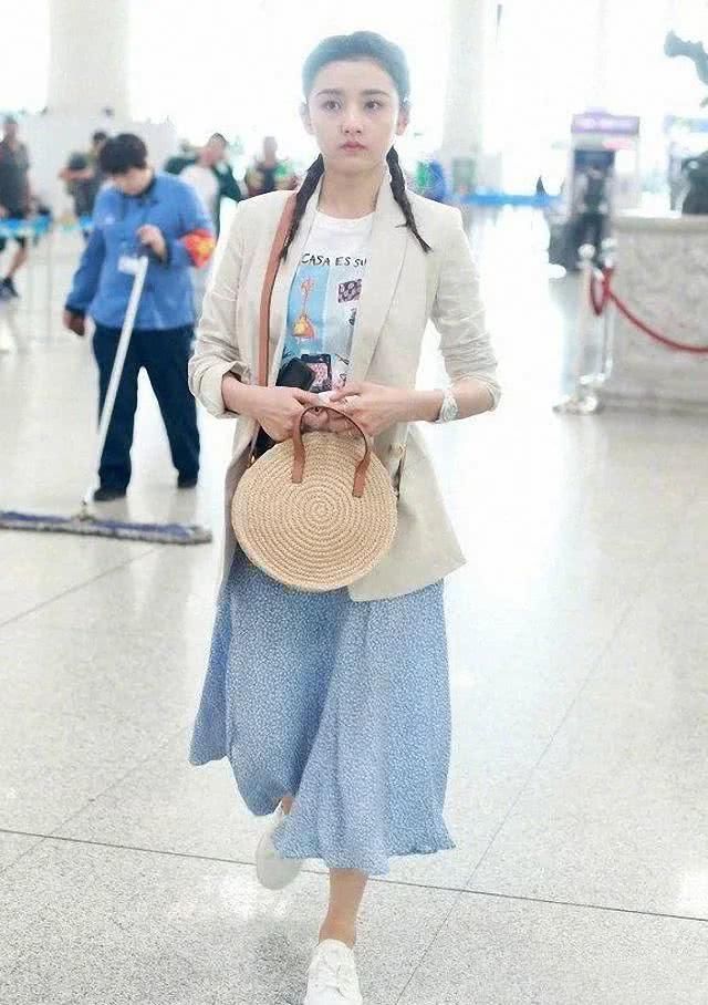 『约会』小西装迷人穿法,叫“上身去上班,下身去约会”,好看到犯规