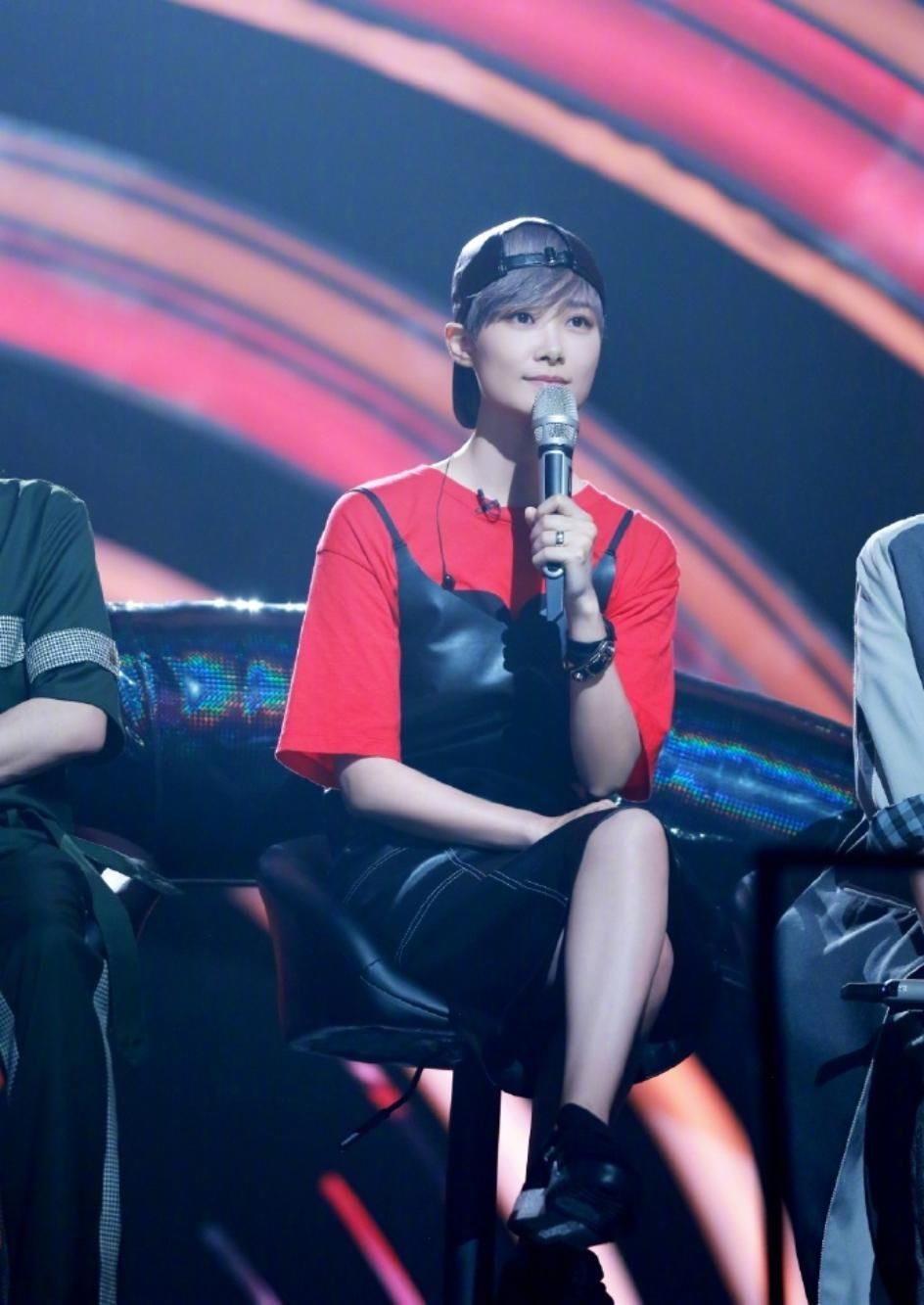 霍思燕被宠成18岁，迪丽热巴美人鱼本人，张钧宁一袭吊带惊艳众人