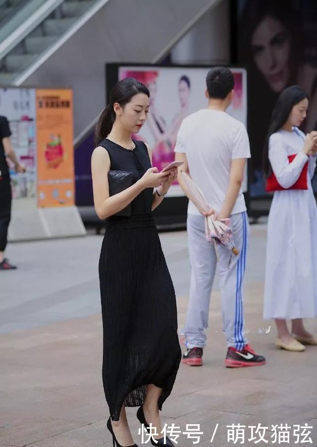  双尖头的高跟鞋@一双尖头银色高跟鞋显得气质时尚又靓丽，走在路上很容易脱颖而出