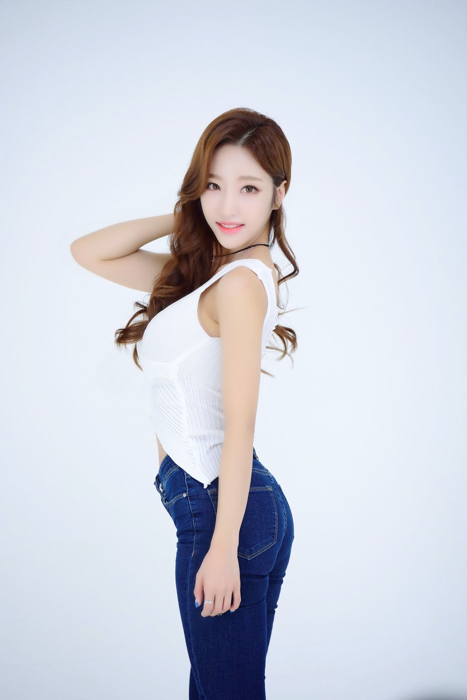 棚拍镜头下一个长发可爱的青春时尚美女