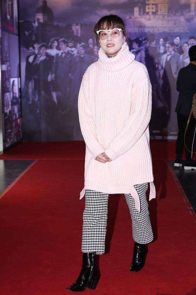 周海媚亮相活动, 粉色毛衣配上一口大黄牙, 网友直呼: 辣眼睛!