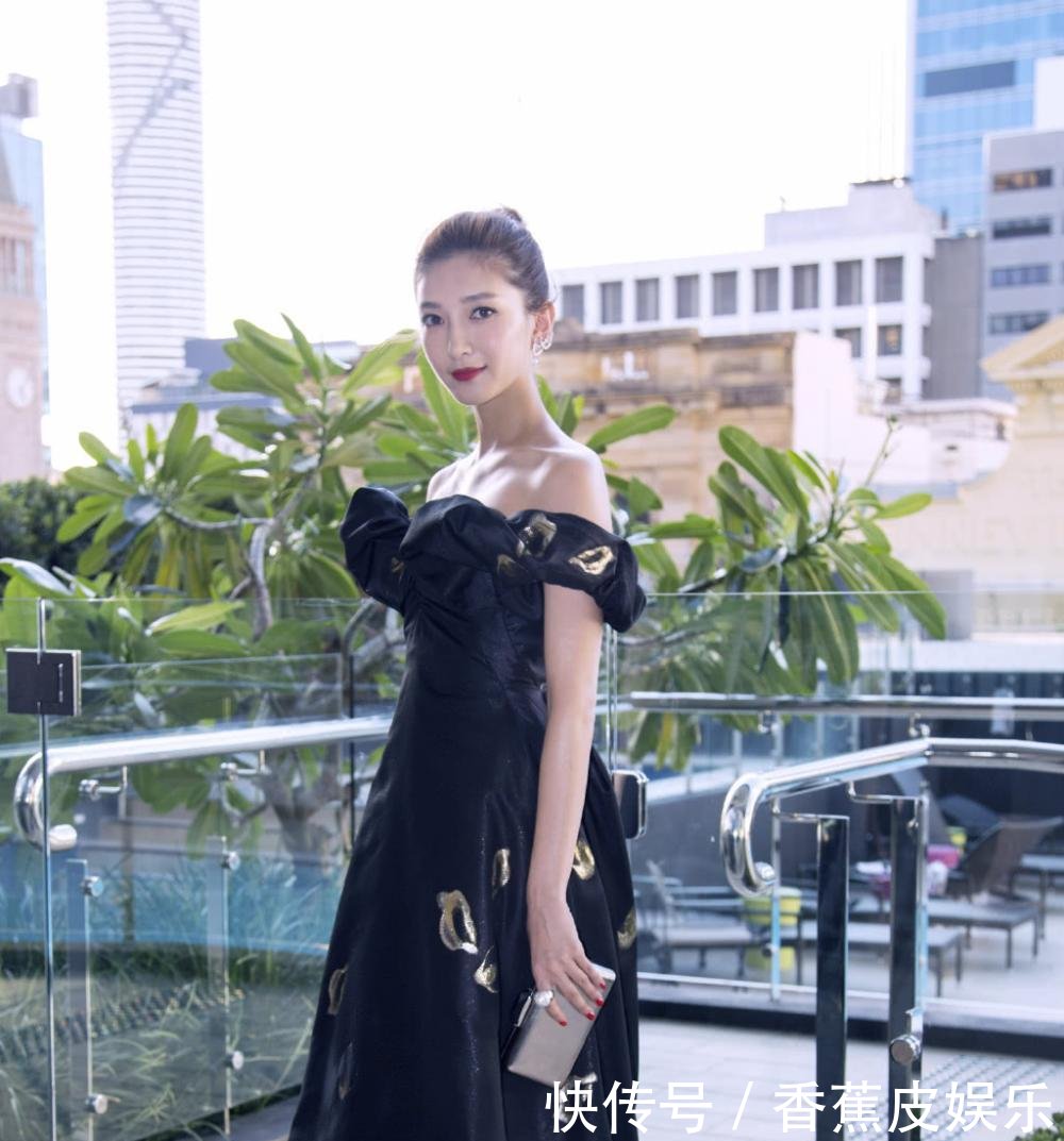 江疏影真猛! 硬生生把露背裙穿成了“肚兜”网友: 我可不敢这样穿