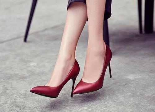 活力的尖头高跟鞋配色，充满俏丽淑女的格调