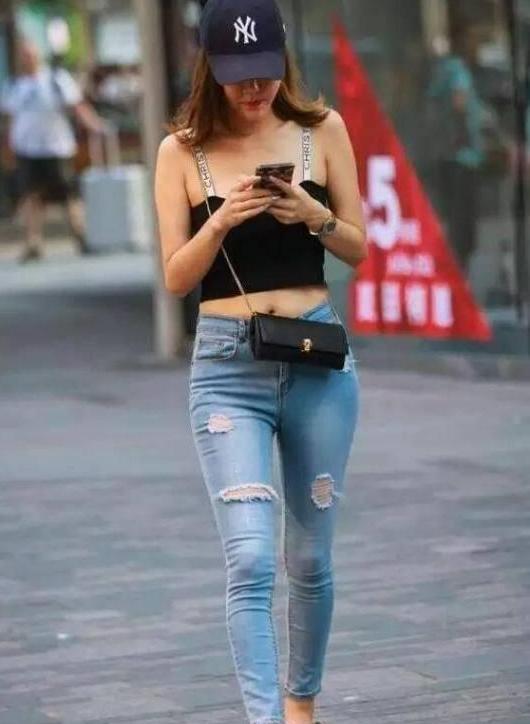 小姐姐的这条紧身牛仔裤，彰显女性美好曲线！