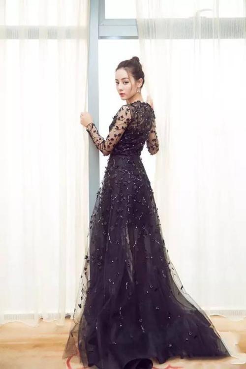 迪丽热巴终于扎起了无刘海高马尾!吊带裙超清纯,这个造型不错哦