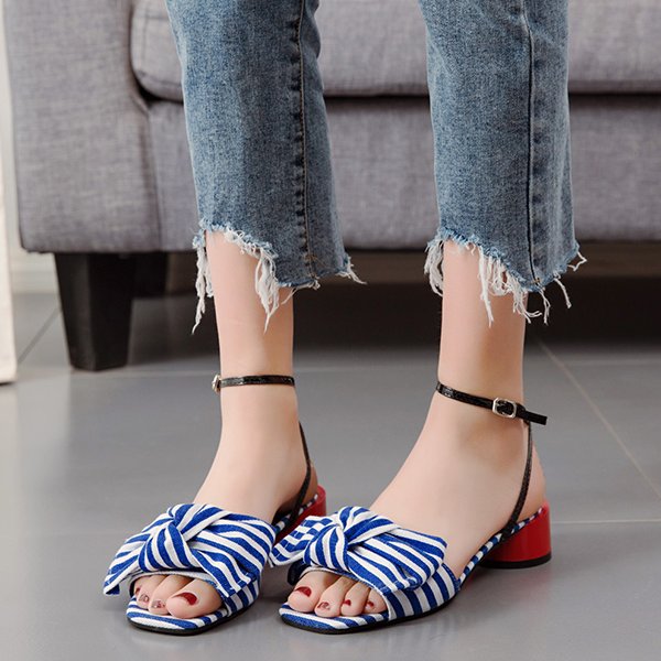 谁说夏天穿连衣裙非要搭高跟鞋?舒适的凉鞋,穿上更加有女人味