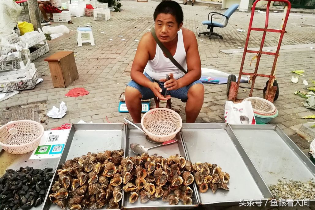 菜市场梭子蟹供销两旺 普通蟹25块钱一斤 摊贩下午3点坚守到7时