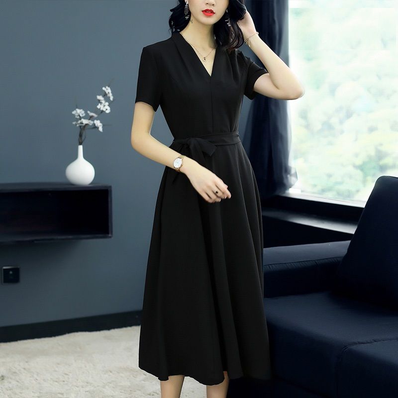 从不穿裙子的姐姐,穿上小黑裙,一家人都被惊艳到了