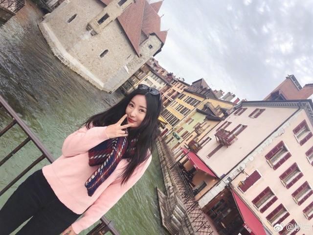 不只是性感！柳岩这样穿也可以很温柔！