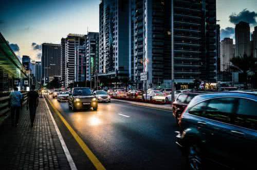 拿着1万块钱人民币去迪拜游玩，可以在迪拜玩上多少天呢？