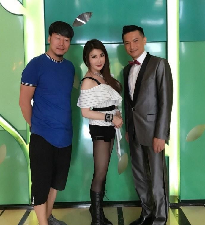 49岁杨丽菁被前男友恐吓公开哭诉，脸部僵硬，身材却不输少女