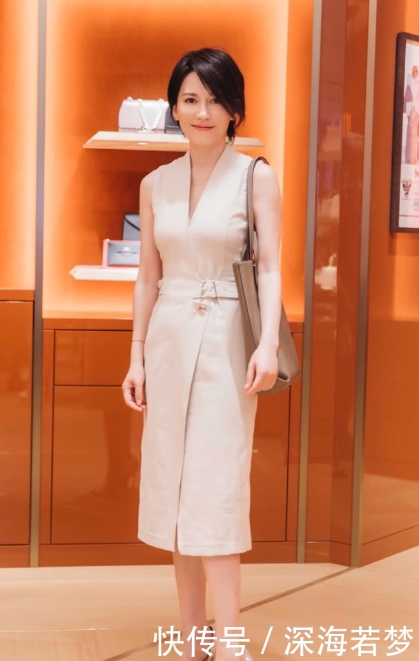 年近半百的俞飞鸿穿V领长裙出席活动，“冻龄女神”大秀女人味！