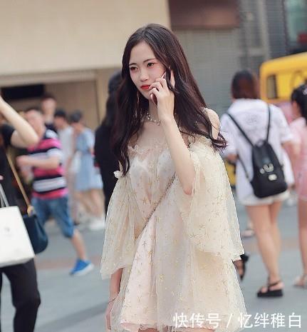 『穿搭』街拍:纤细高挑身材的小姐姐,一袭黑连衣裙配上包包,很是唯美