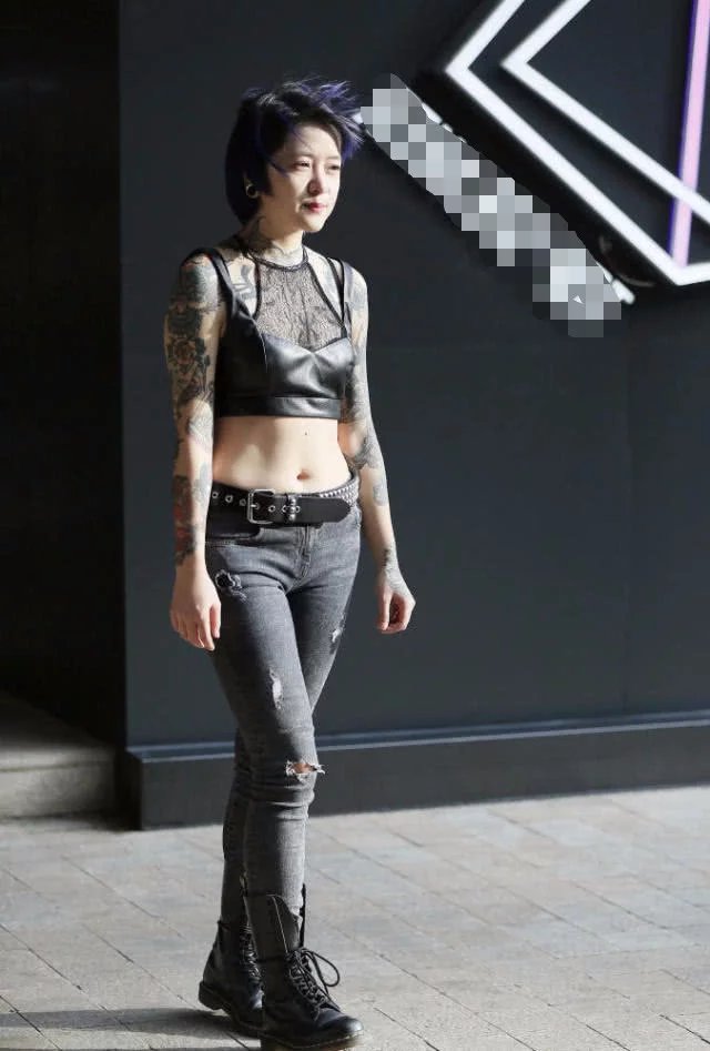 清纯甜美的小姐姐，纹身很霸道，小巧精致才是吸睛的重点