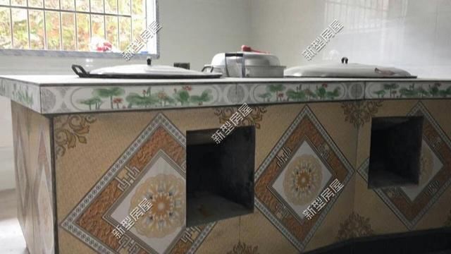 农村自建房，还是有个柴火灶最实用，请师傅花600砌一个值不值？